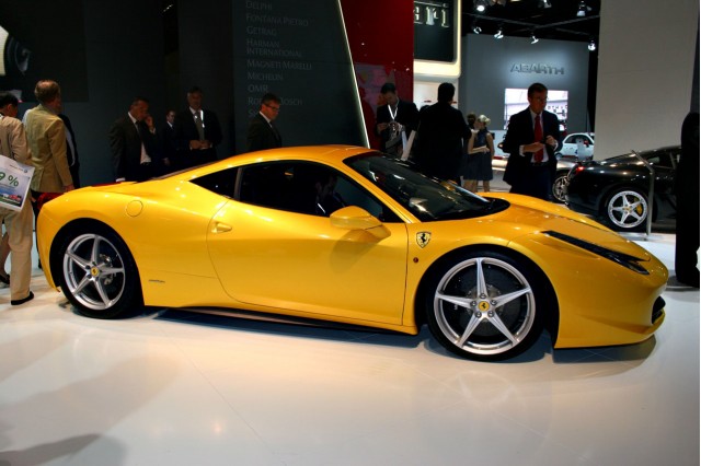 ferrari_100229005_m