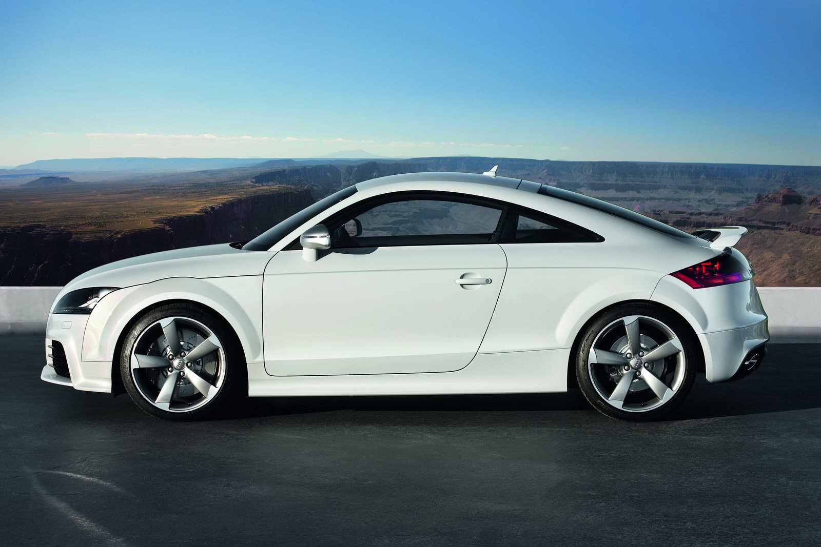 2011-Audi-TT-RS-33