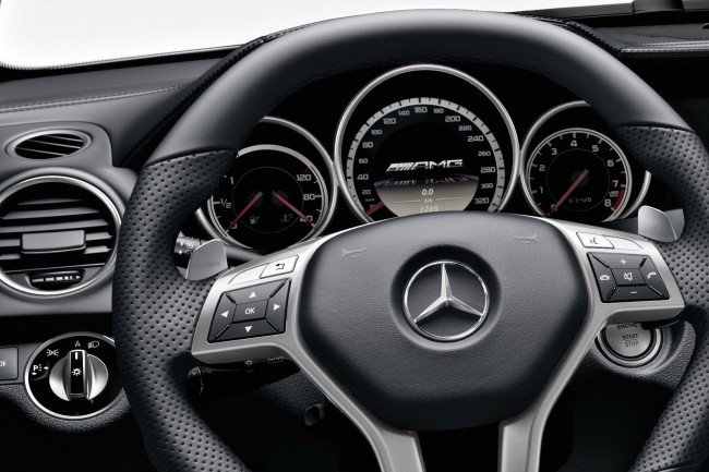 2012-Mercedes-Benz-C63-AMG-Coupe-7