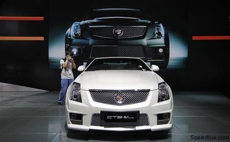 Cadillac on Photographer Takes Pictures Of A Cadillac Cts V Coupe During The