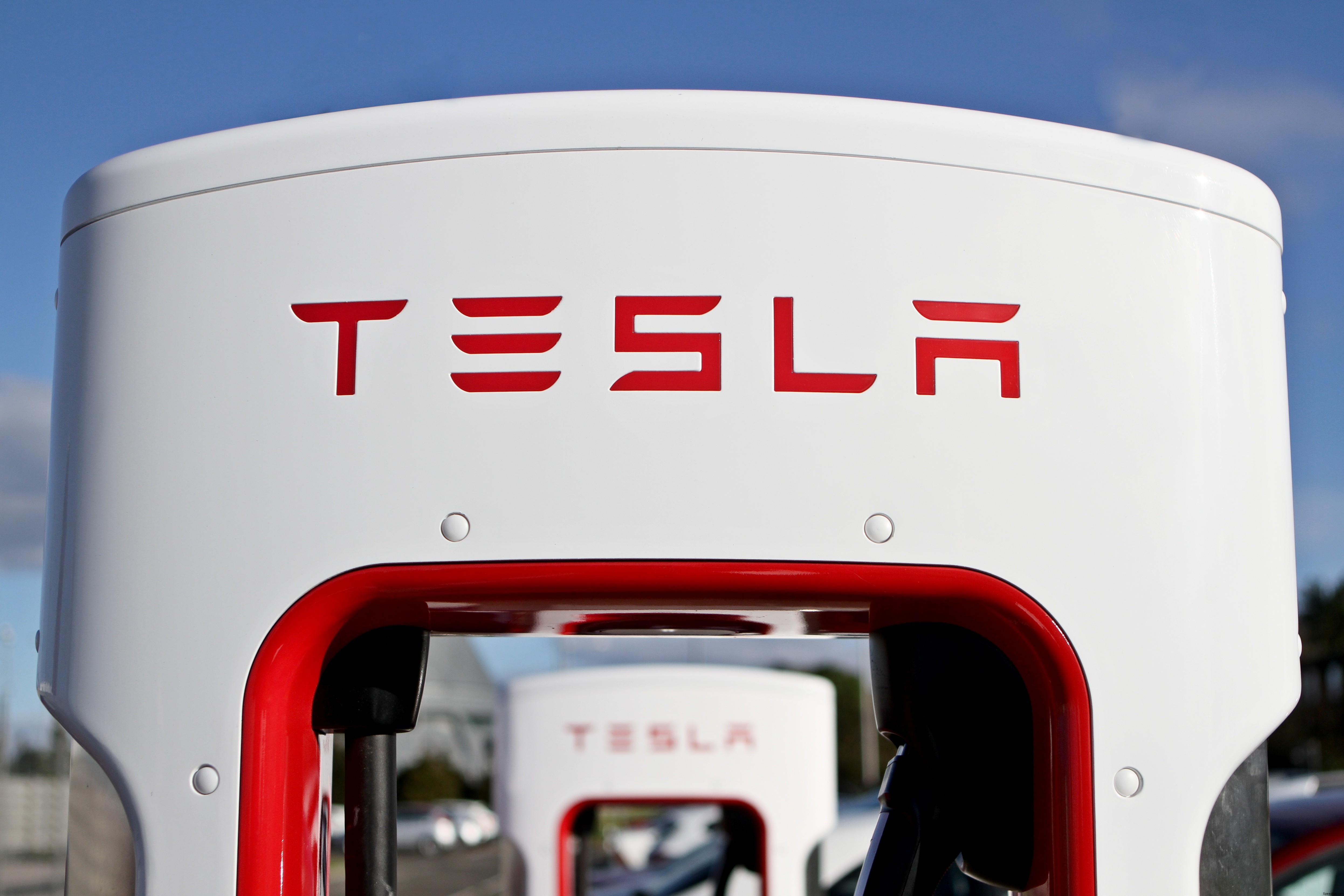 Tesla’s First Supercharger Station Now Opens in Scotland