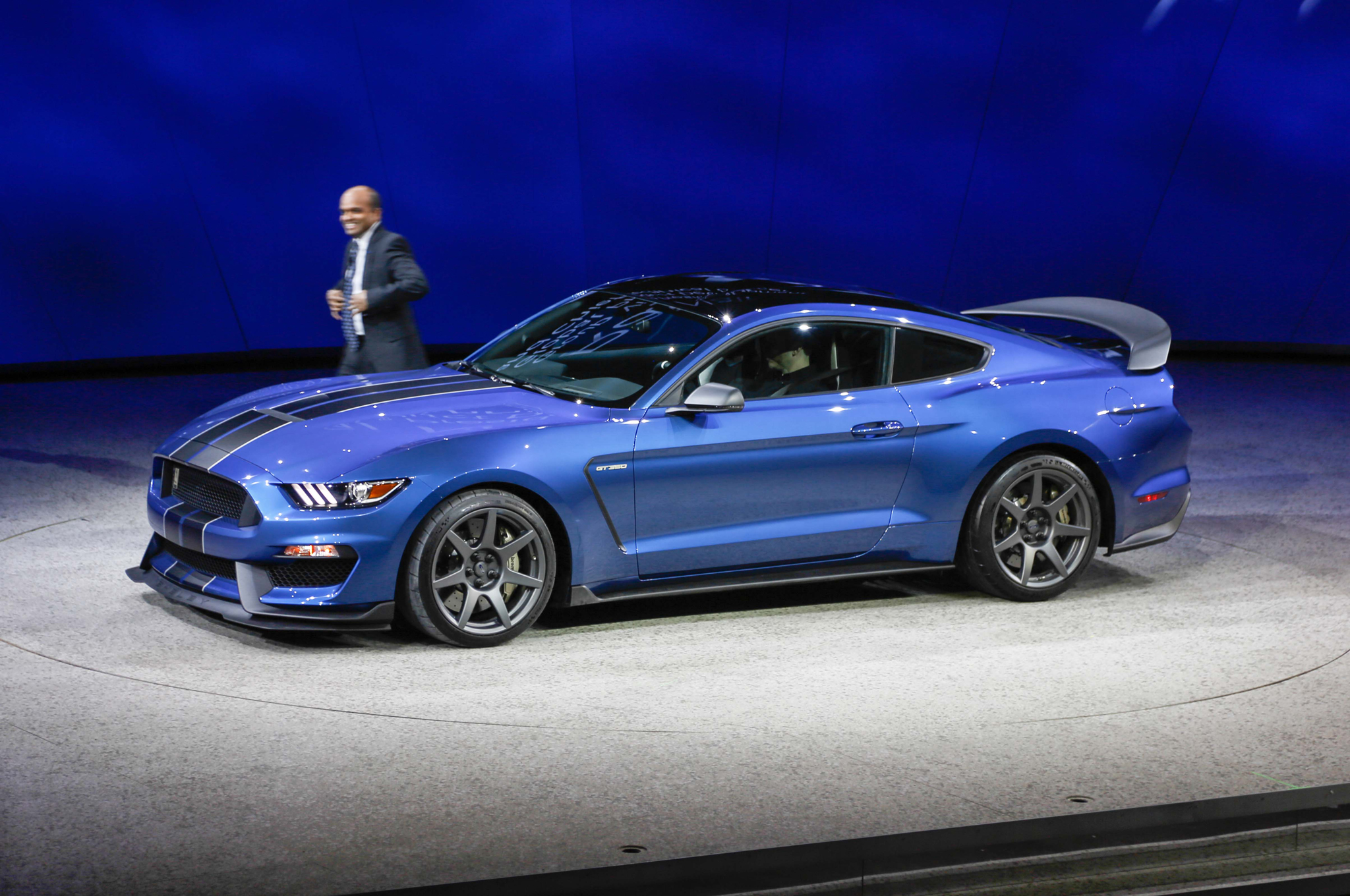 Shelby GT350R Mustang Shocks Public at Detroit