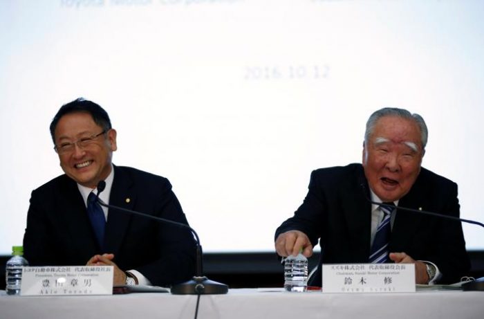Toyota Motor Corp President Akio Toyoda (L) and Suzuki Motor Chairman and CEO Osamu Suzuki attend their joint news conference in Tokyo, Japan, October 12, 2016. REUTERS/Toru Hanai