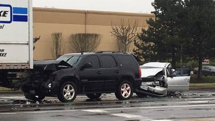 one dies in car crash in Fife, Washington